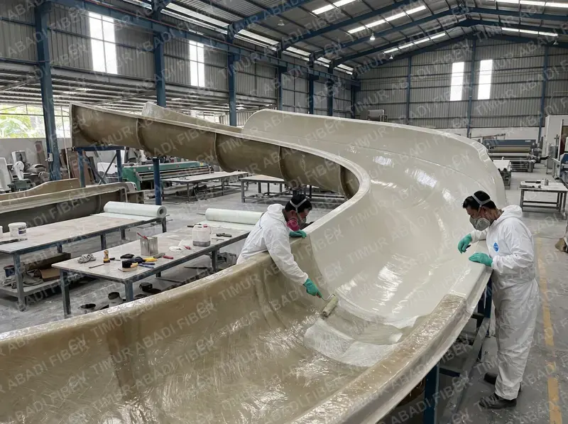 Fabrikasi wahana fiberglass di pabrik — workshop CV. Timur Abadi Fiber